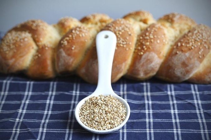 What Is the Nutritional Difference Between Hulled & Unhulled Sesame Seeds?